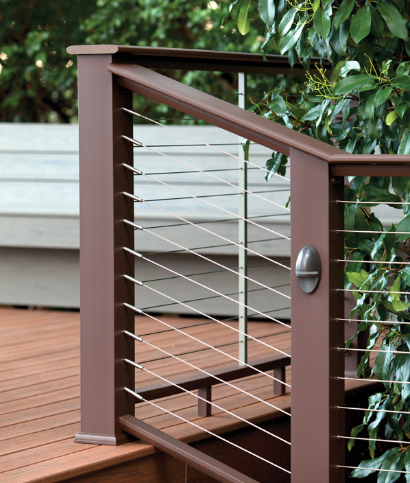 Collection de garde-corps Evolutions Rail Contemporary de TimberTech de couleur Traditional Walnut