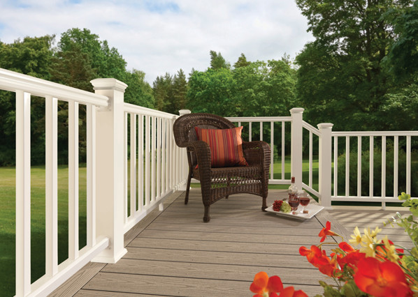 Collection de garde-corps RadianceRail Express de TimberTech de couleur White