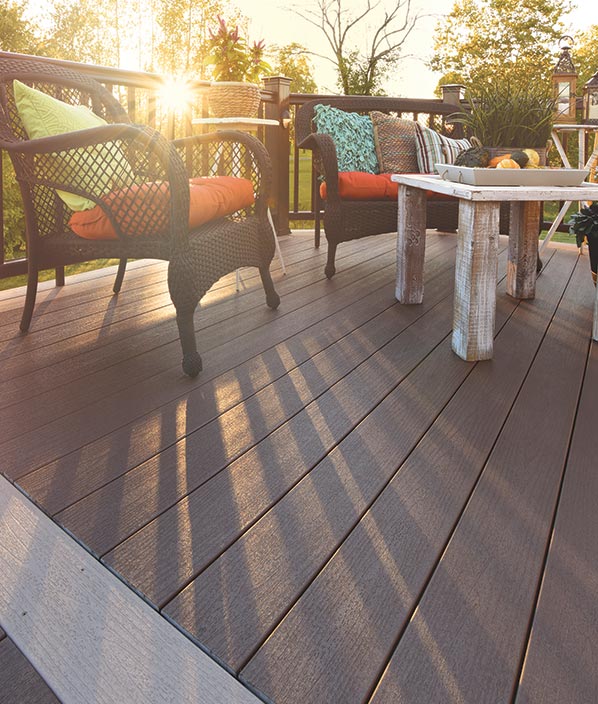 Coleção de decks Terrain TimberTech em Rustic Elm com cor de destaque Sandy Birch